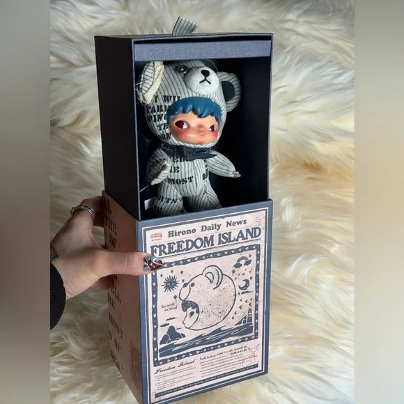 NIB Popmart Hirono Freedom Island London exclusive - Picture 1 of 3